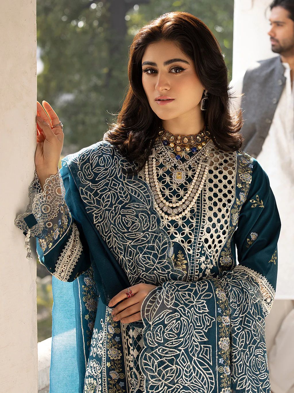 MAHNUR-3PC LAWN EMBROIDERED SHIRT WITH ORGANZA EMBROIDERED DUPATTA AND TROUSER | KF-4609